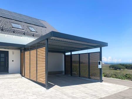 Carport aus Stahl mit Sichtschutzelementen