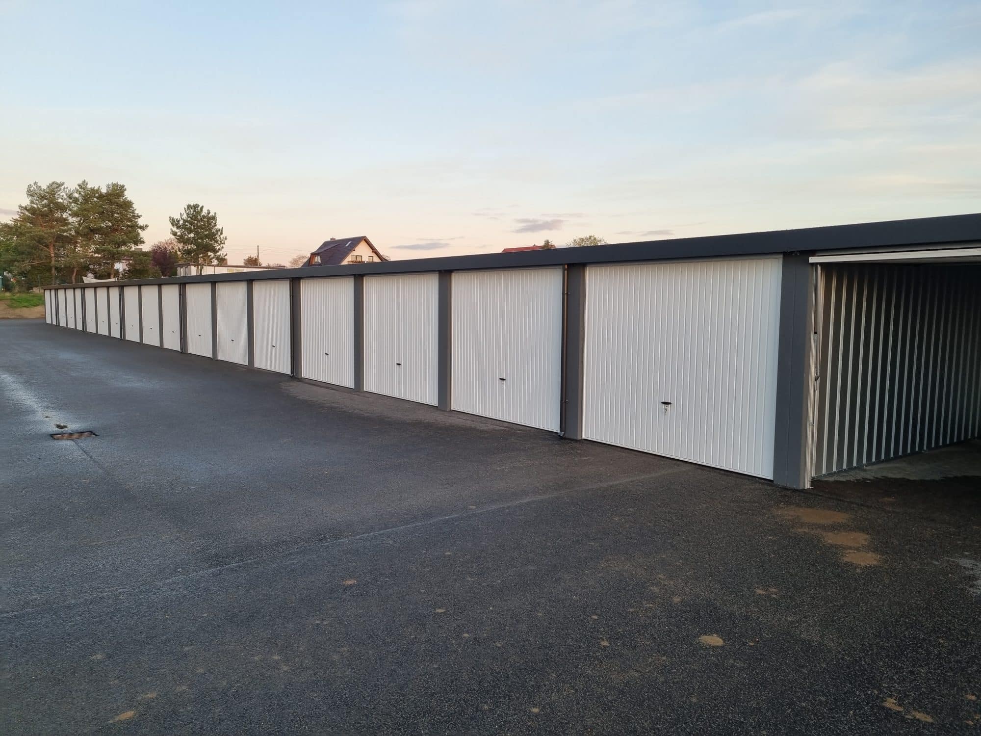 Reihengarage mit Schwingtoren