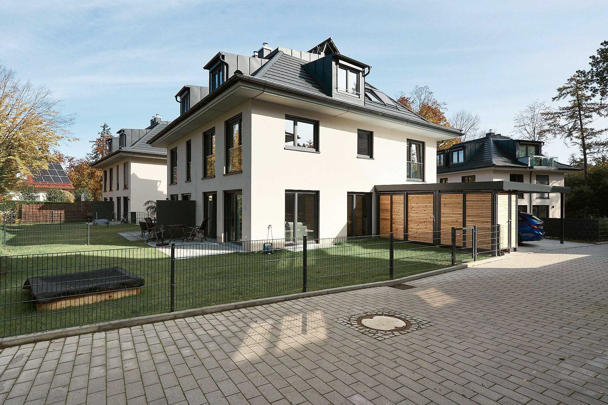 Carportanlage mit Holzverkleidung für Avenida Wohnbau