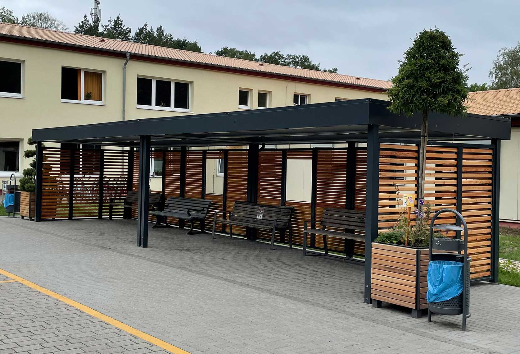 Überdachung als Wartehäuschen