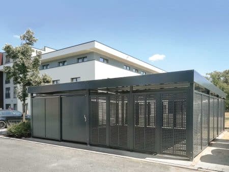 Große Einhausung mit Schiebetüre von Siebau