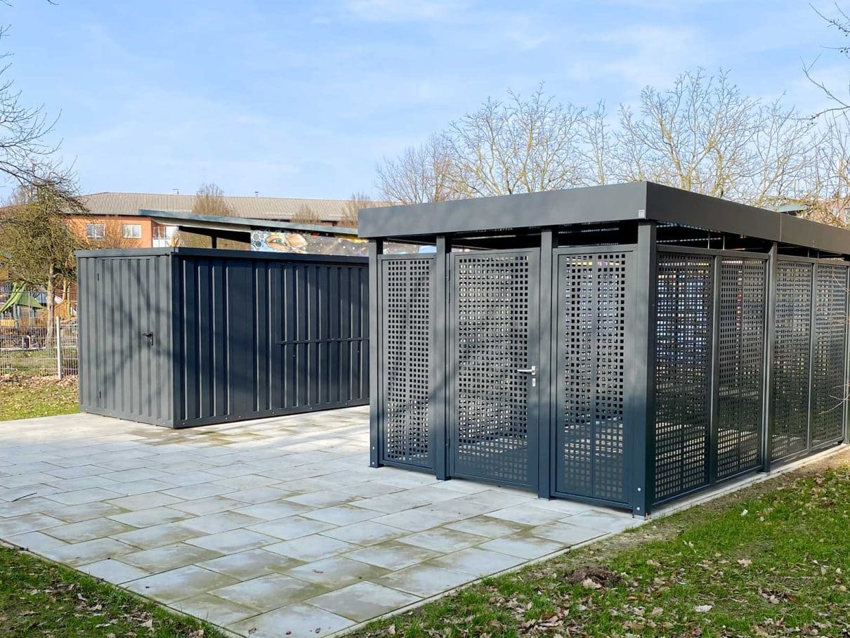 Einhausung mit Drehflügeltür und Sichtschutz Quadratlochung von Siebau