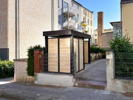 Kleine Mülltonneneinhausung