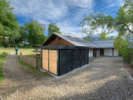 Kleine Fahrradeinhausung mit Schiebetür