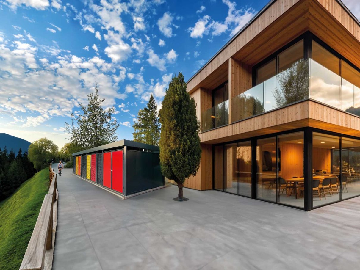 Fahrradeinhausung mit unterschiedlichen Sichtschutzelementen und Schiebetüren