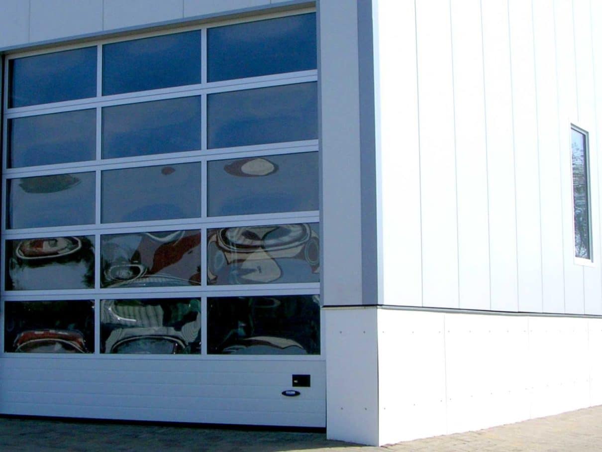 Gewerbehalle auf Betonmauer