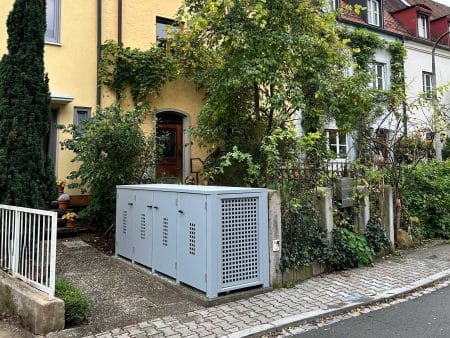 Mülltonnen-Reihenanlage, Seitenwände und Türen in Optik Quadratlochung