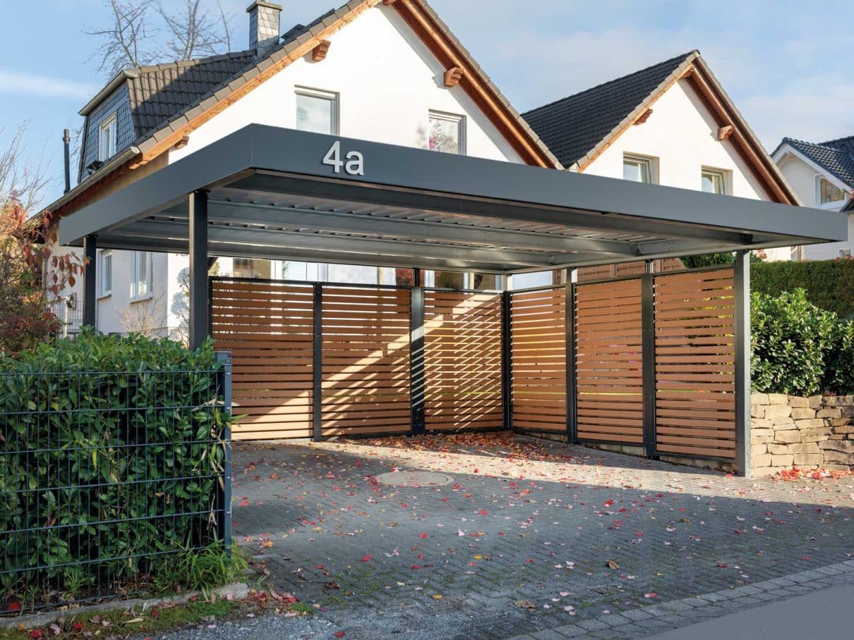 Doppelcarport für zwei Fahrzeuge. Aufgebaut auf fallendem Gelände