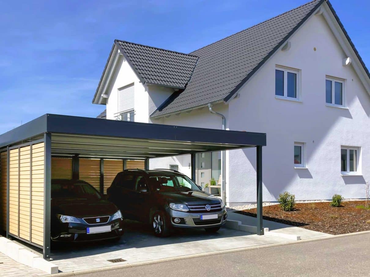 Doppelcarport für zwei Fahrzeuge mit Sichtschutzelementen