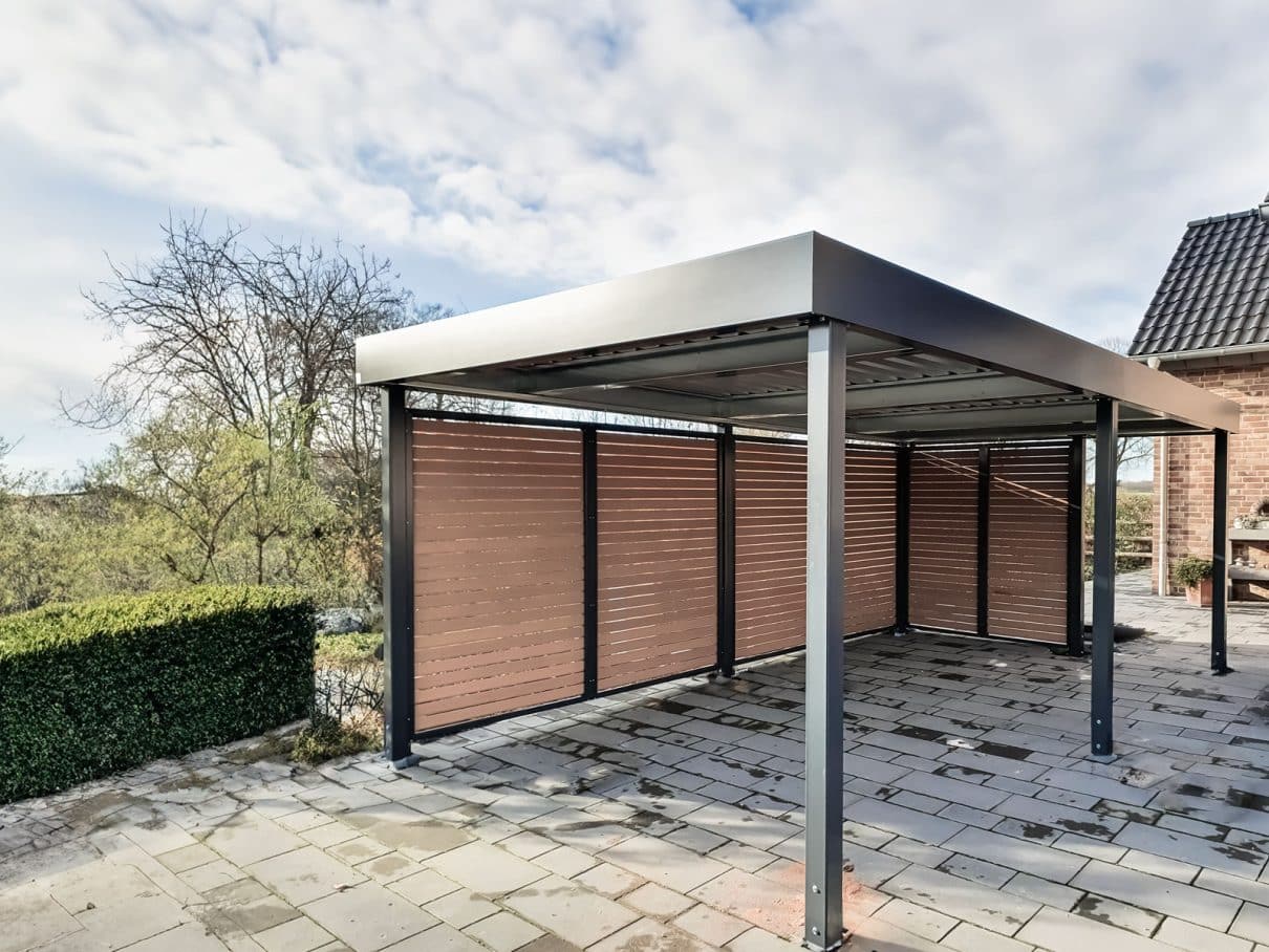 Einzelcarport von Siebau mit Sichtschutzelementen seitlich und der Rückwand
