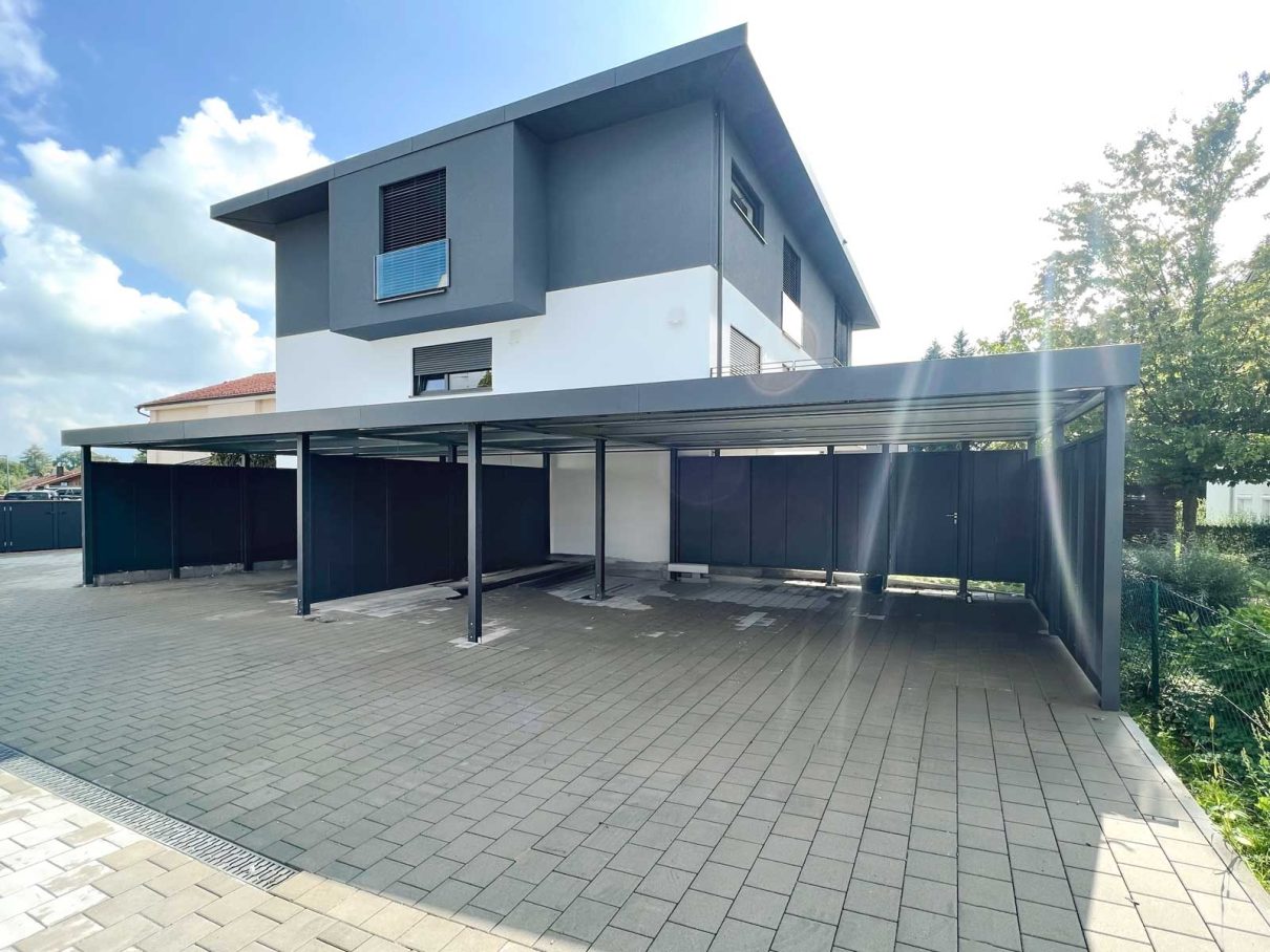 Reihencarport mit Sichtschutz Flachblech