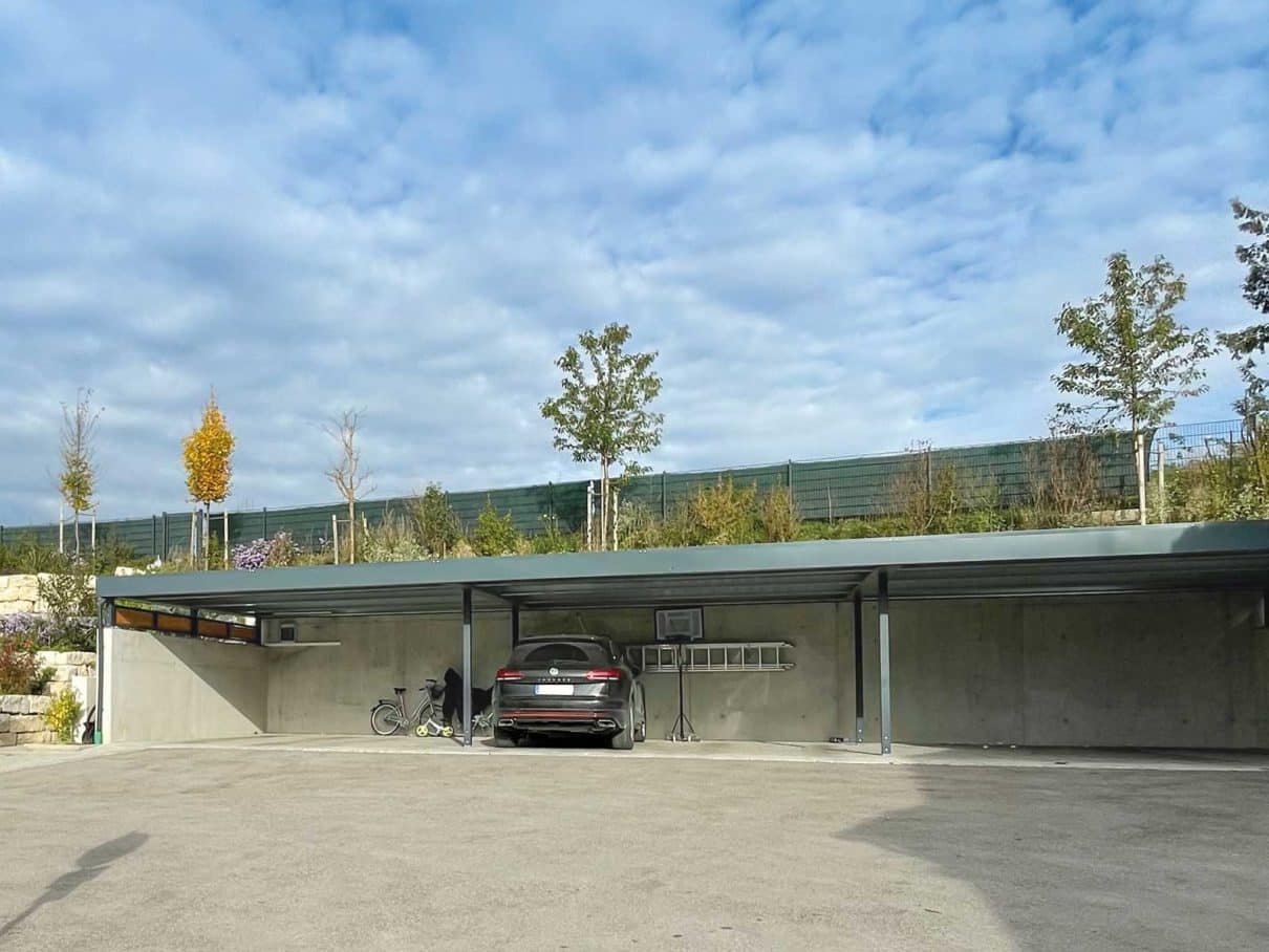 Reihencarport mit integration der bauseitigen Stützemauer