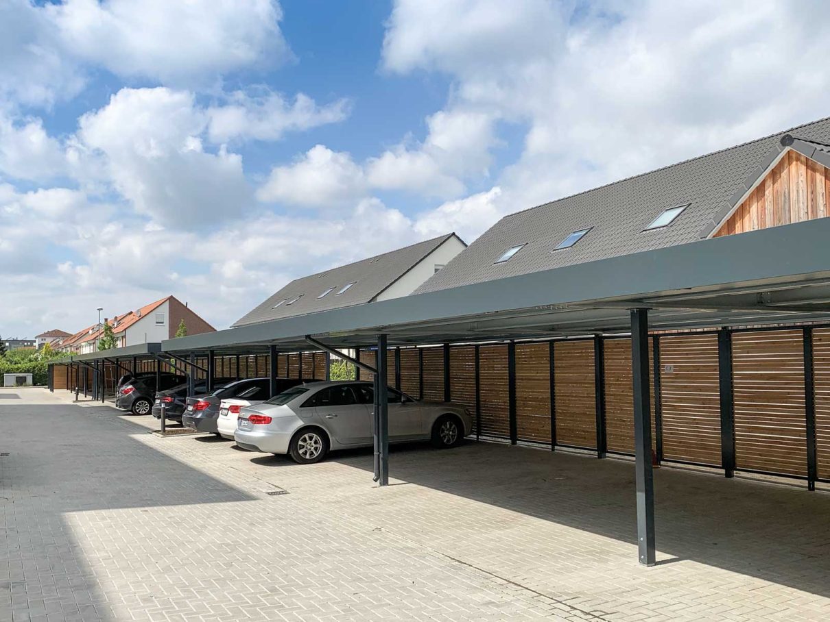 Reihencarport-Anlage von Siebau mit Sichtschutzelementen in Holz