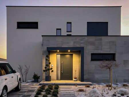 Vordach Haustür mit Beleuchtung. Eine Stütze an der offenen Seite