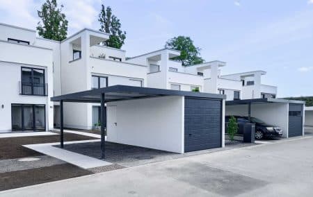 Anbaucarport an Siebau Garage aus Metall