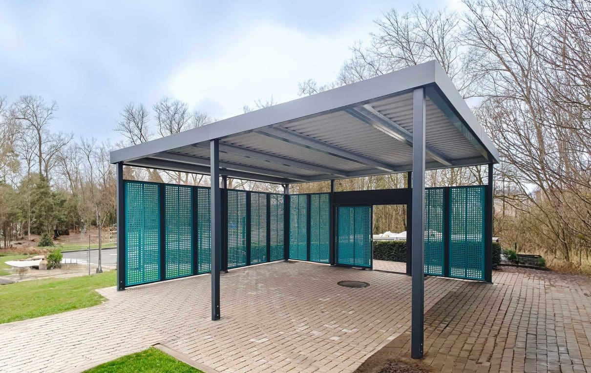 Carport in Überhöhe. Sichtschutzelemente in Quadratlochung. Schiebetür seitlich
