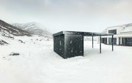 Einzelcarport mit Geräteraum in Flachwand-Optik.