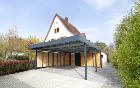 Carport von Siebau mit Sichtschutzelementen