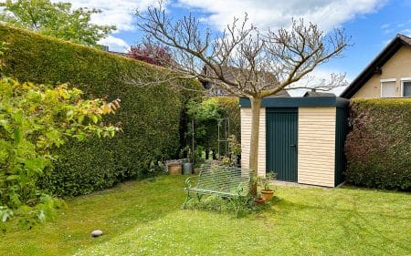 Metallgerätehaus als Gartenhaus mit partieller Holzverkleidung