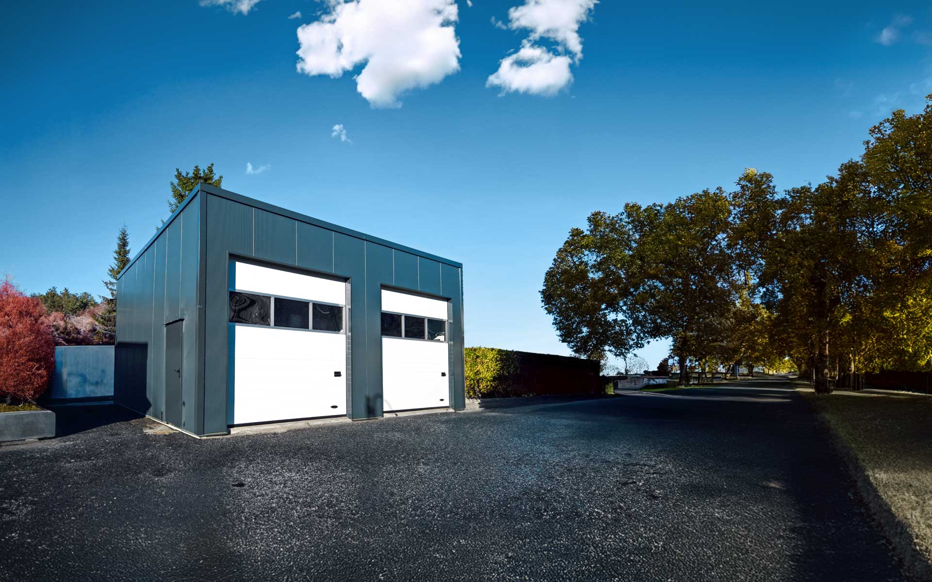 Isolierte Gewerbehalle als Doppelbox mit Sektionaltor