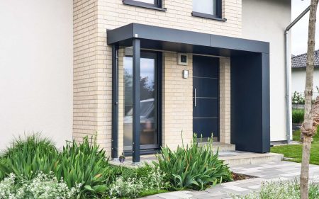 Vordach S.1 mit zwei Stützen und Glas-Windschutz