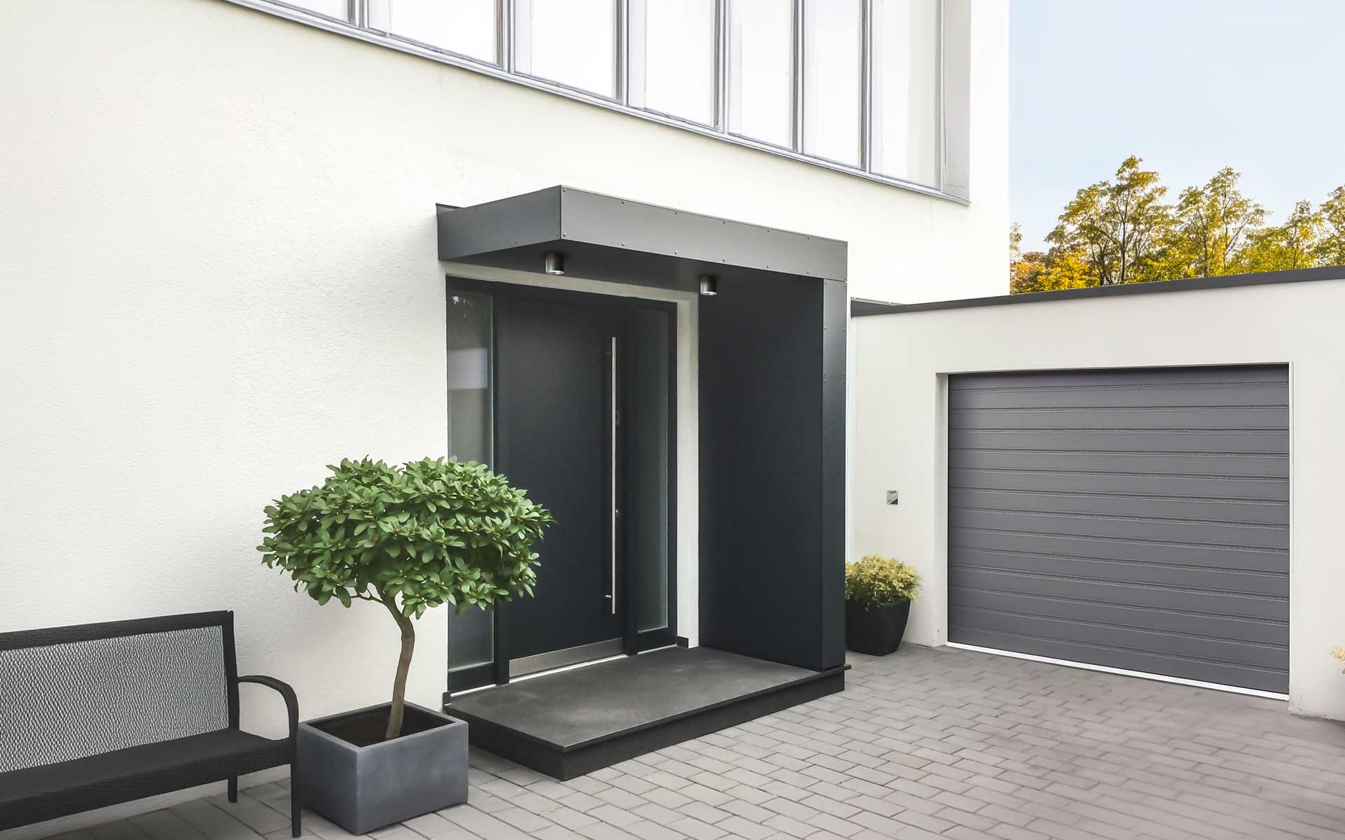 S.1 Vordach mit Seitenteil und Aufbaustrahlern