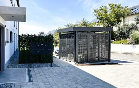 Müllplatzeinhausung von Siebau. Sichtschutz mit Quadratlochung