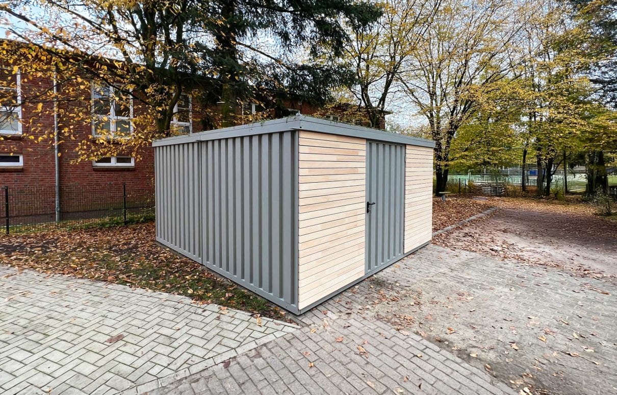 Gardenboxx Kidsboxx als Kombination. Ausstattung mit Holzelementen und Kreidetafel