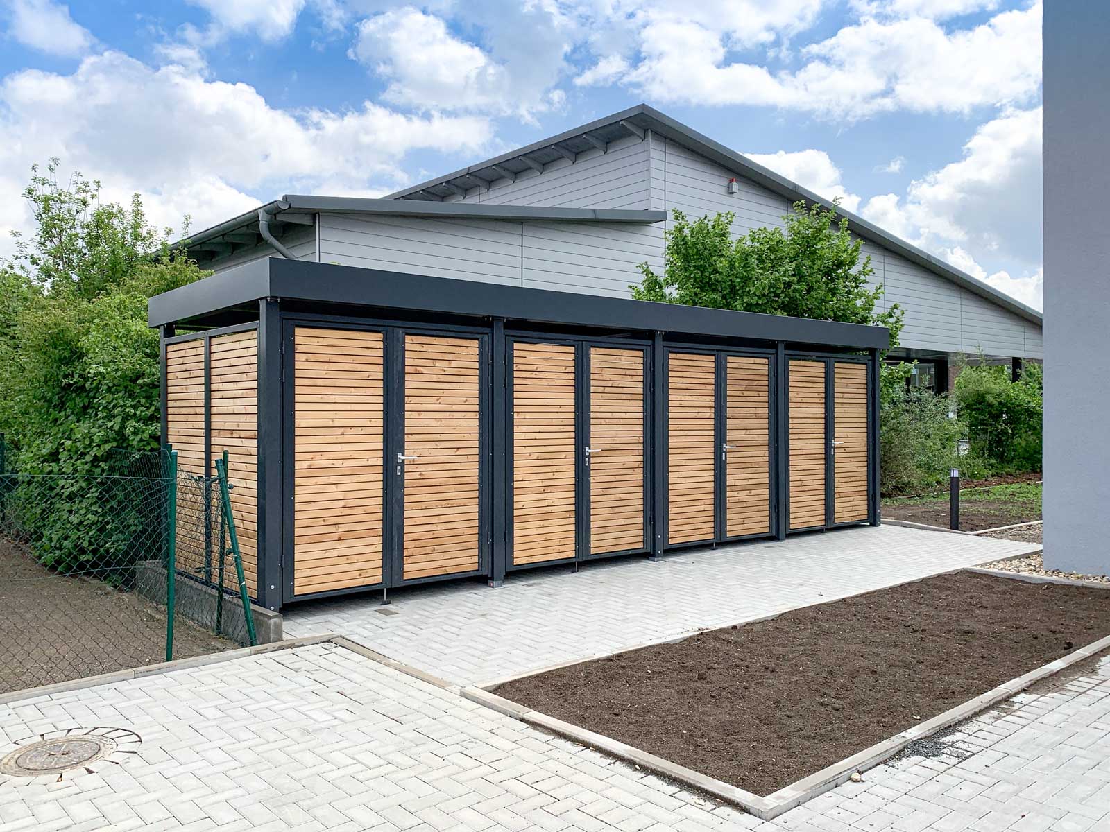 Fahrradhaus mit Sichtschutzelementen Holzlattung blickhemmend. 4 x Doppel-Drehlfügeltür