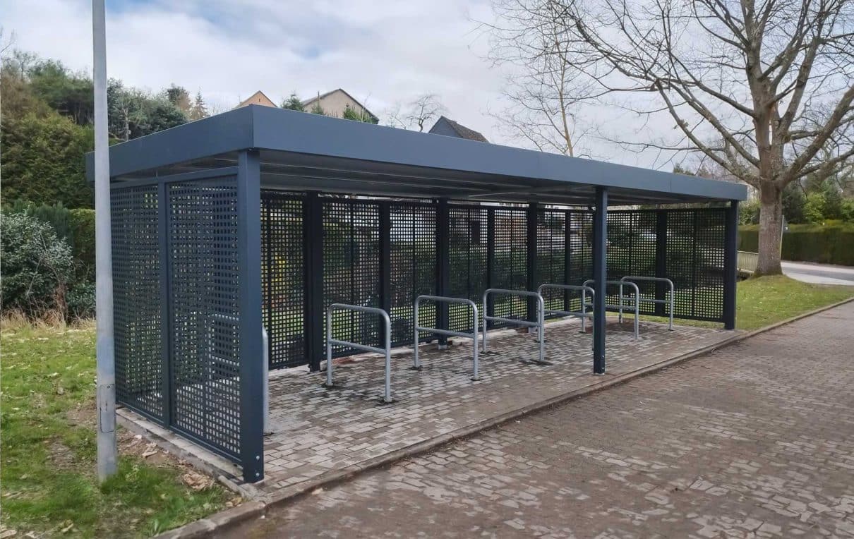 Fahrradüberdachung mit Fahrrad-Anlehnbügeln. Sichtschutz mit Quadratlochung