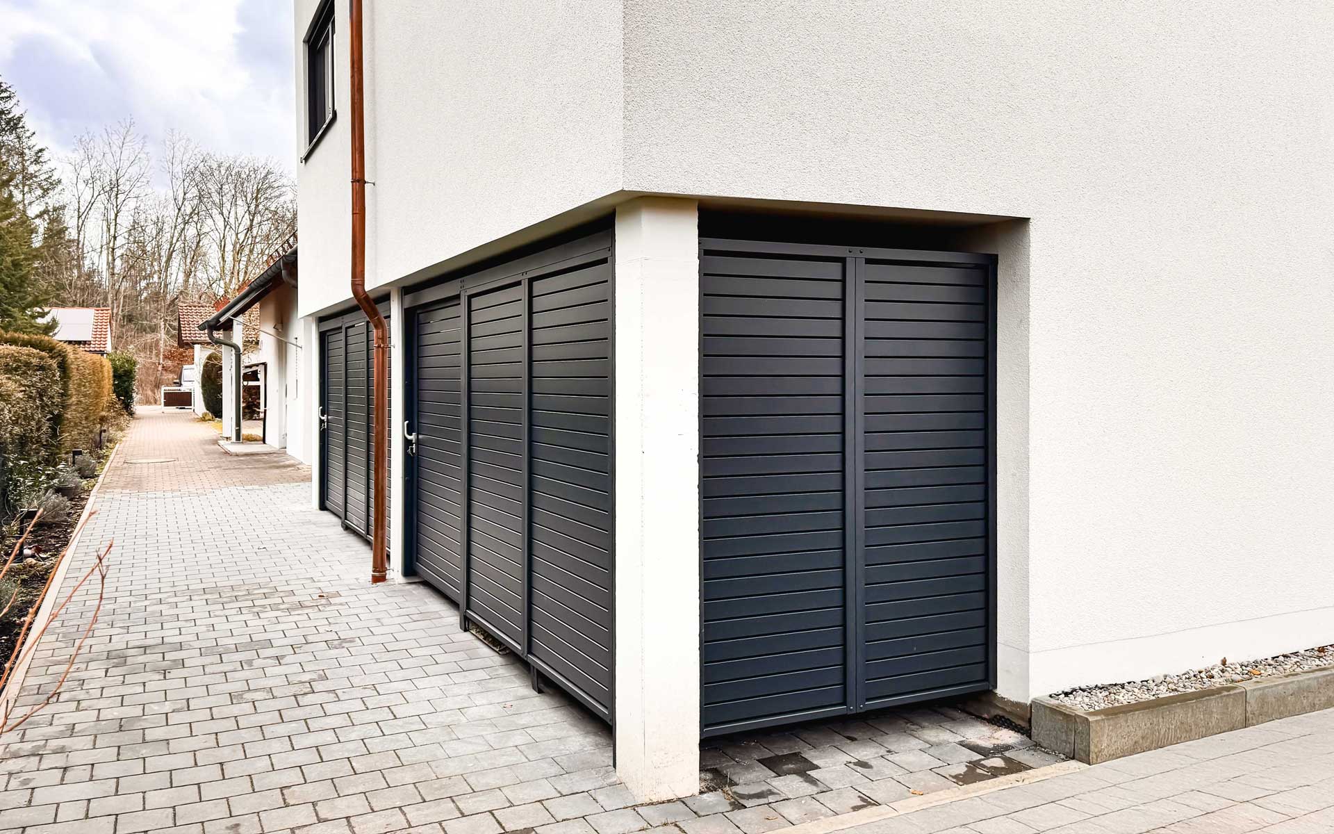 Sichtschutz von Siebau. Aluminiumlattung mit Schiebetür