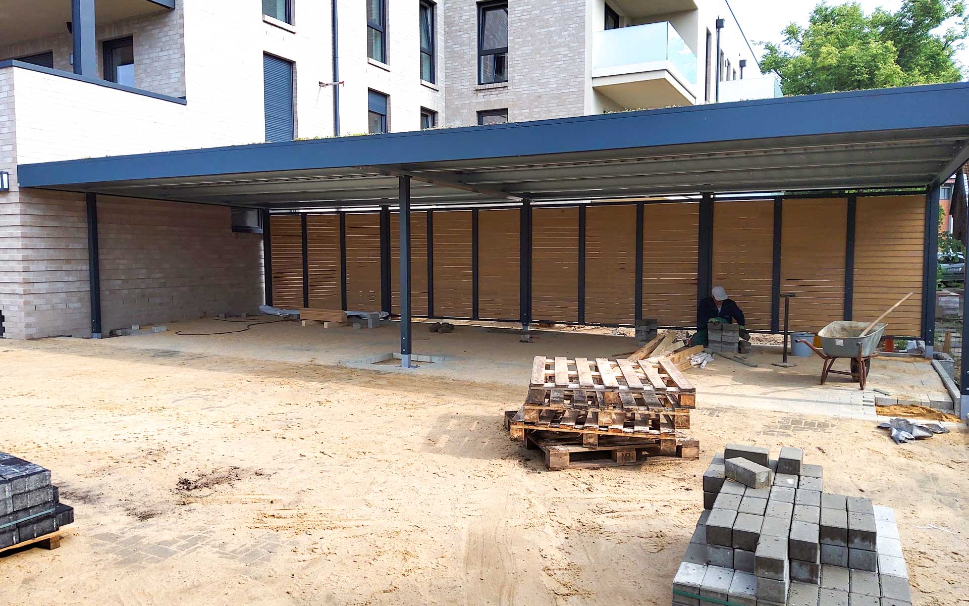 Ausschnitt von Großbaustelle mit Carport-Reihenanlage von Siebau